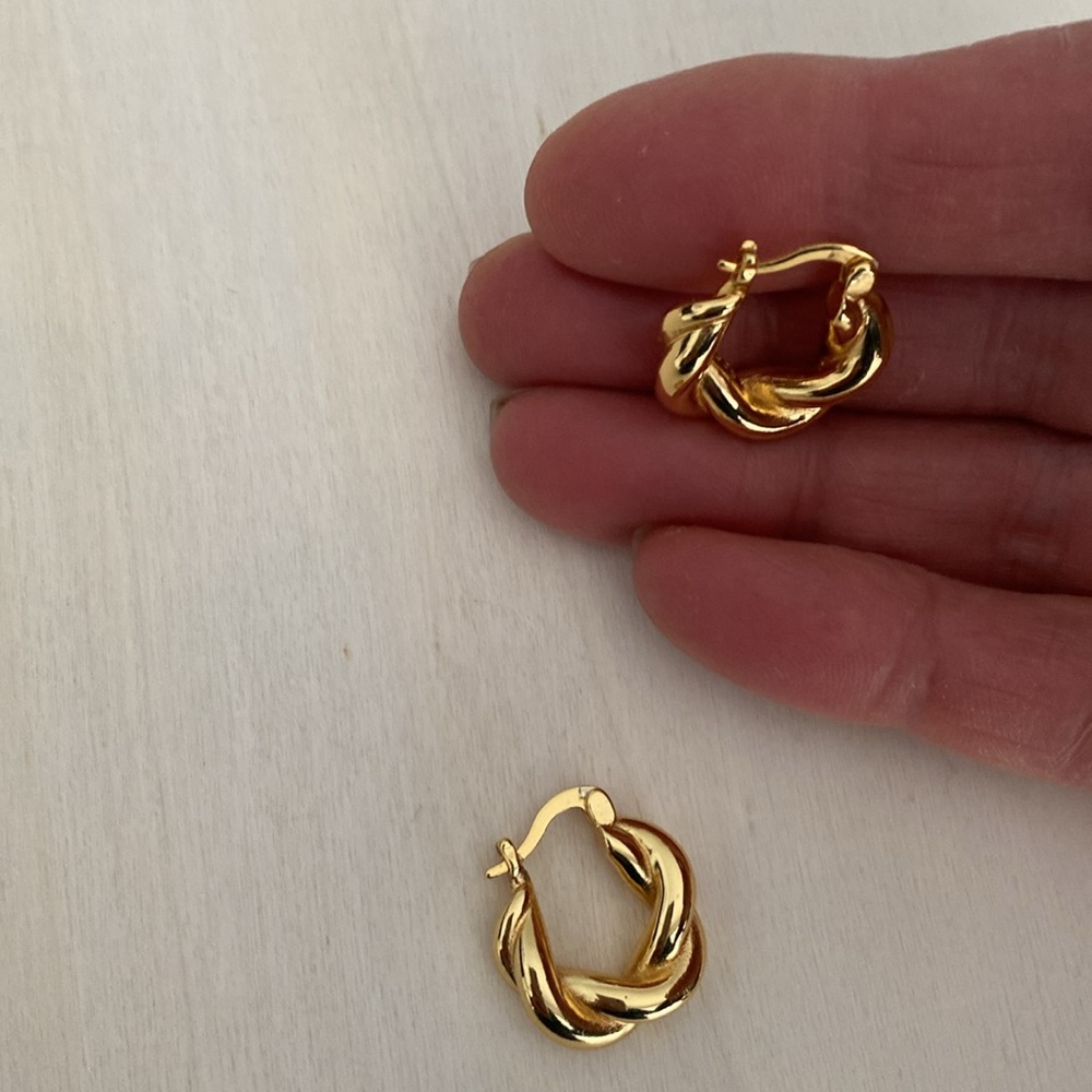 Twisted Gold Hoop Earrings Gold Color - Picture 4 of 5